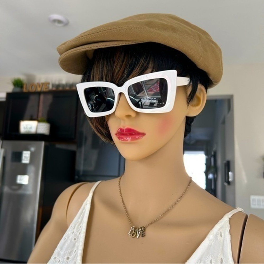 💋NWT Oversized square Cat 🐱 eye frame sunglasses 🕶️ - white